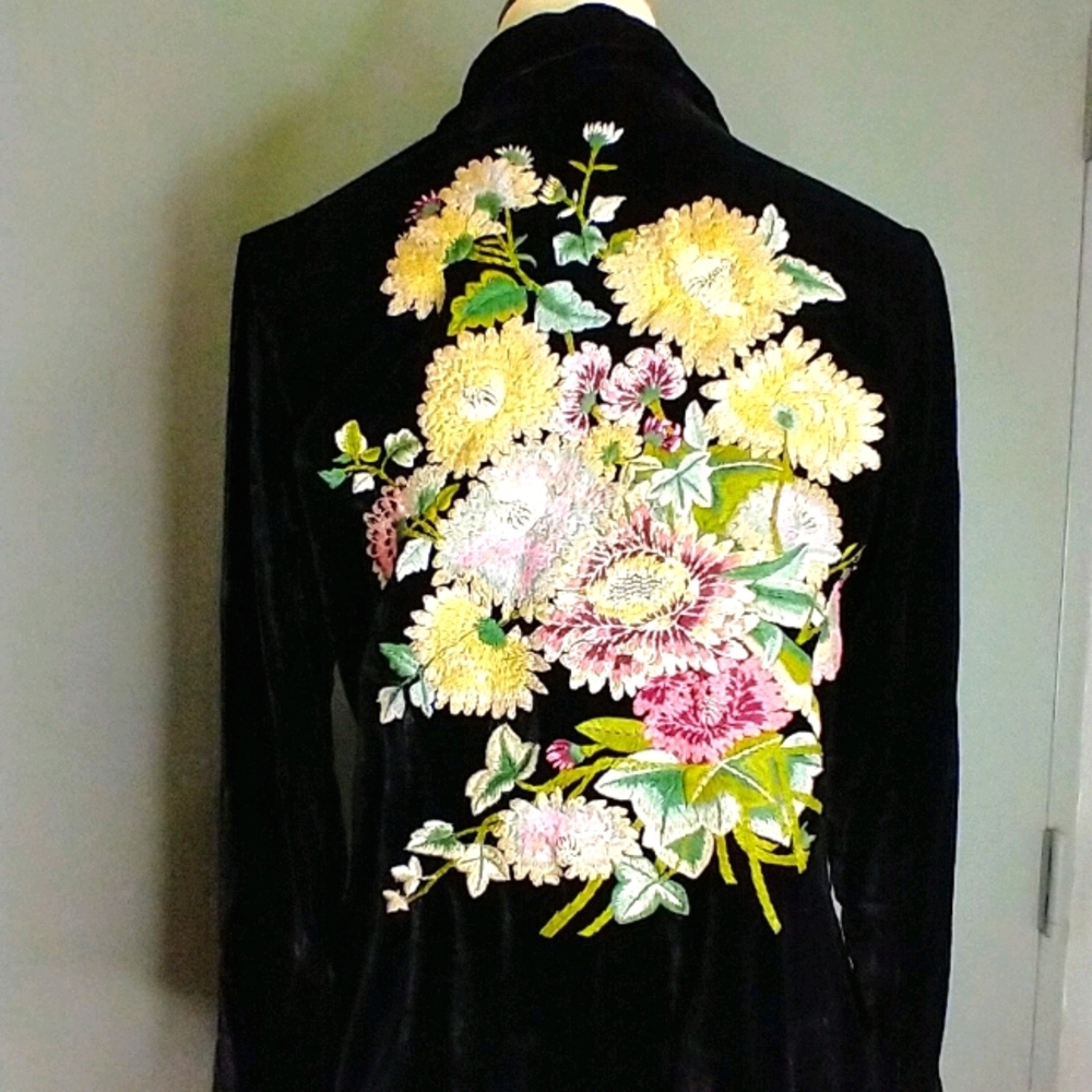 🌸EMBROIDERED VELVET BLOUSE🌸 tag says XL, but fits like a Medium.